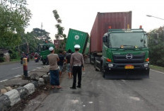 Diduga Sopir Ngantuk, Kontainer Hantam Median Jalan Bypass Klaengan Cirebon
