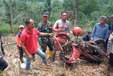 Petugas Temukan Motor yang Tertimbun Longsor 