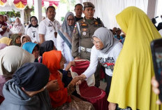 Bupati Indramayu Pantau Penyaluran Bantuan Permakanan bagi Lansia