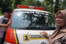 Tuntaskan Janji, Iwan Bule Serahkan Bantuan Ambulans untuk Warga Cibingbin Kuningan