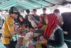 Ibu-Ibu Serbu Bazar Murah Ramadan Polresta Cirebon 