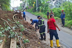 Material Longsoran Hambat Lalin di Jalan Cibinuang