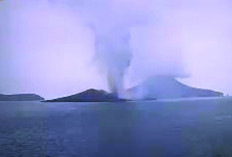 Gunung Anak Krakatau Tiga Kali Erupsi 