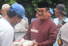 Ikut Memotong Bahan-bahan, Bupati Imron Memasak Takjil Bersama Polwan Polresta Cirebon.