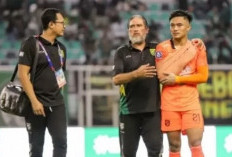 Kemenangan Persebaya Dibayar Dengan Cederanya Kiper Ernando Ari