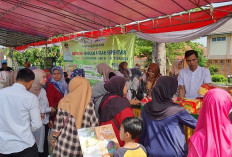 Warga Serbu Gerakan Pangan Murah di Taman Bagja Raharja 