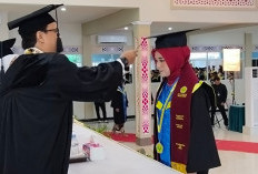 STIKes Indramayu Lantik dan Ambil Sumpah 52 Wisudawan