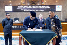 Tandatangan Raperda Perdana Gus Mul Sebagai Pj Walikota Cirebon 