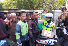 Patroli sambil Bagikan Paket Sembako Gratis