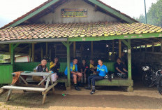 Sengaja Bersepeda dari Tasikmalaya demi Warung Salam, Rumah Makan Khas Sunda di Pedalaman Sumedang