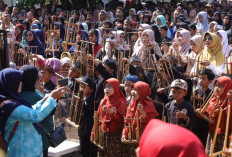 Ngamumule Warisan Leluhur, Ribuan Pelajar Mainkan Angklung di Puncak Hardiknas