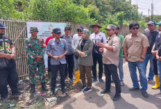 Operasi Pembersihan Sampah Liar di Perbatasan Cirebon-Indramayu