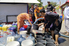 Dilanda Kekeringan, Warga Pakembangan Antre Air Bersih