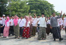 Pj Bupati Ajak Peduli Produk Lokal, Pemkab Cirebon Pecahkan Rekor MURI Pemakaian Sarung Tenun Terbanyak