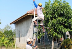 Dukung Program Dekat, Warga Desa Swadaya Pasang PJU