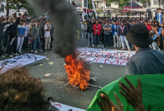 Aliansi Organisasi Cipayung Plus Kabupaten Indramayu Demo di Gedung DPRD, Kawal Putusan MK