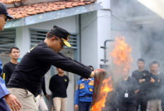 Petugas Lapas  Cirebon Diajari Gunakan Apar Saat Kebakaran