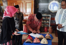 Disbudpar Kota Cirebon Dapat Hibah 5 Topeng dan Kostum Tari Topeng dari SMA Al Azhar 5