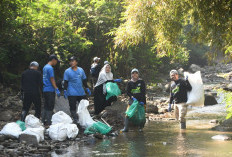 PLN UP JBT Terjun Langsung Bersihkan Sungai Cikapundung