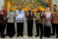 Bupati Nina Raih Anugerah UHC