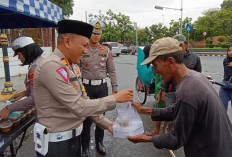 Jelang Buka Puasa, Satlantas Polres Cirebon Kota Bagi-bagi Takjil dan Nasi Kotak