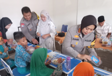  Kapolresta Cirebon Beri Makanan Gratis Langsung Kepada Siswa di SLB Akirra 2 