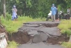 Warga Terisolir Akibat Jembatan Terputus, Ada Jalan Alternatif, Jaraknya Jauh dan Rusak Parah